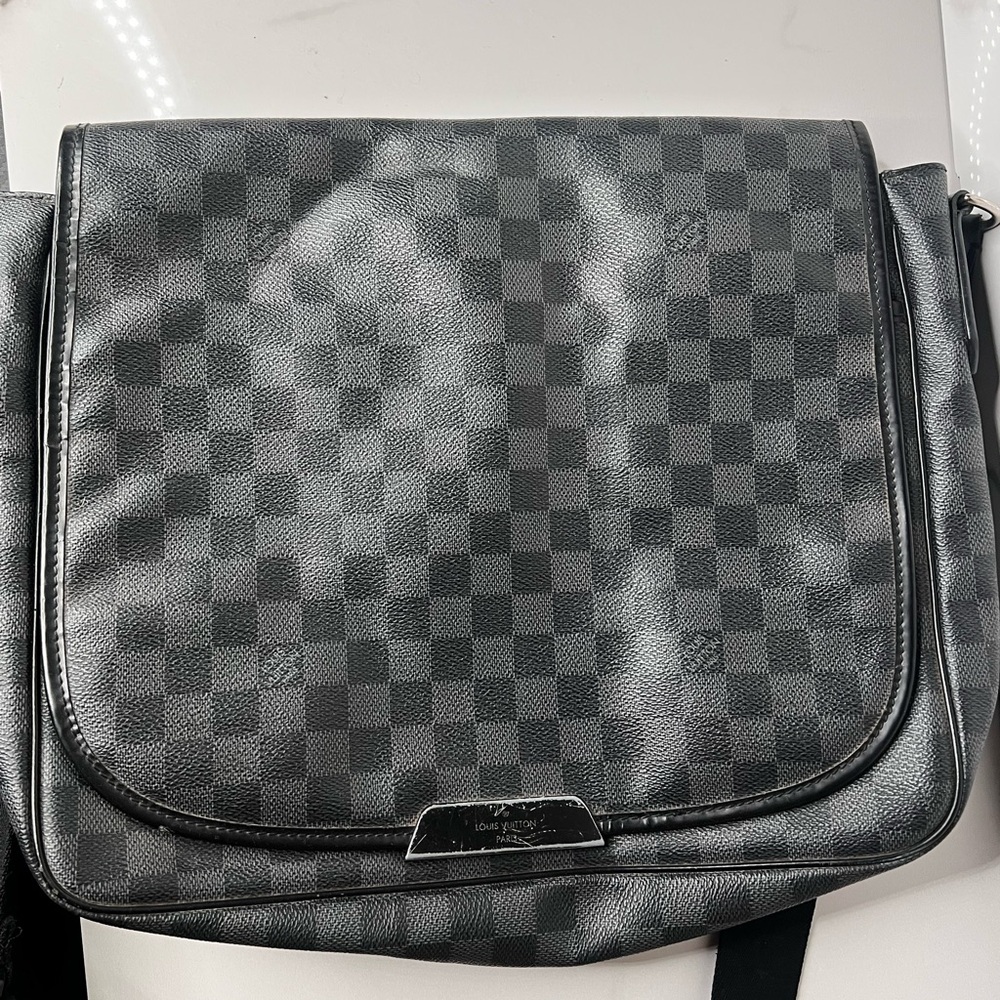 Louis Vuitton Damier Graphite Messenger Bag – Authentic – Black Canvas